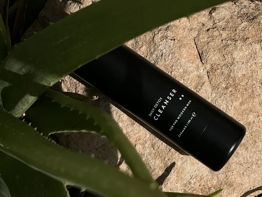 MÄNN Daily Detox Cleanser on stone beside aloe leaves, mobile award popup